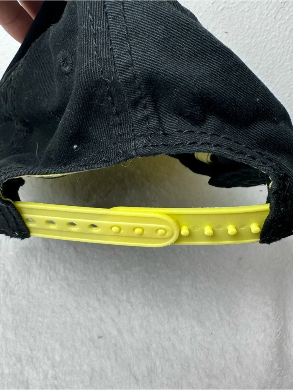 DC Comics 100% Cotton Batman Metal Badge Snapback Hat - Black and Yellow